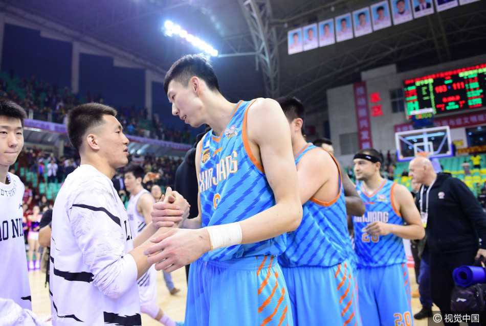 大魔王周琦与辽宁核心郭艾伦在赛场中央窃窃私语，昔日同窗好友如今各为其主，眼神中满是惺惺相惜。