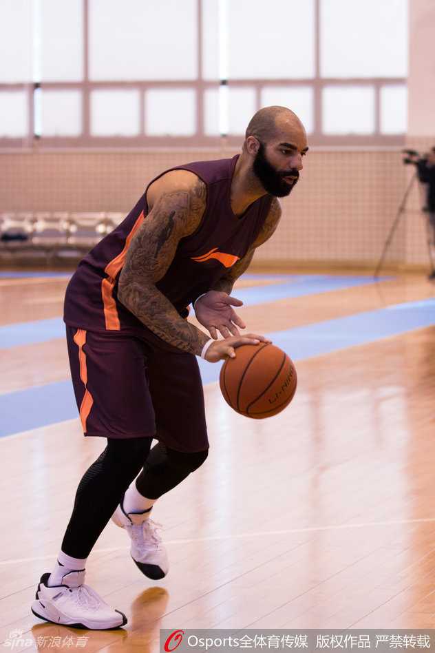 元旦大战广东击退上海 布泽尔硬仗正名老将撑场 广东队赛前训练气氛轻松,朱芳雨在场上与队友交谈,脸上带着从容的微笑,似乎对晚上的比赛早已成竹在胸。