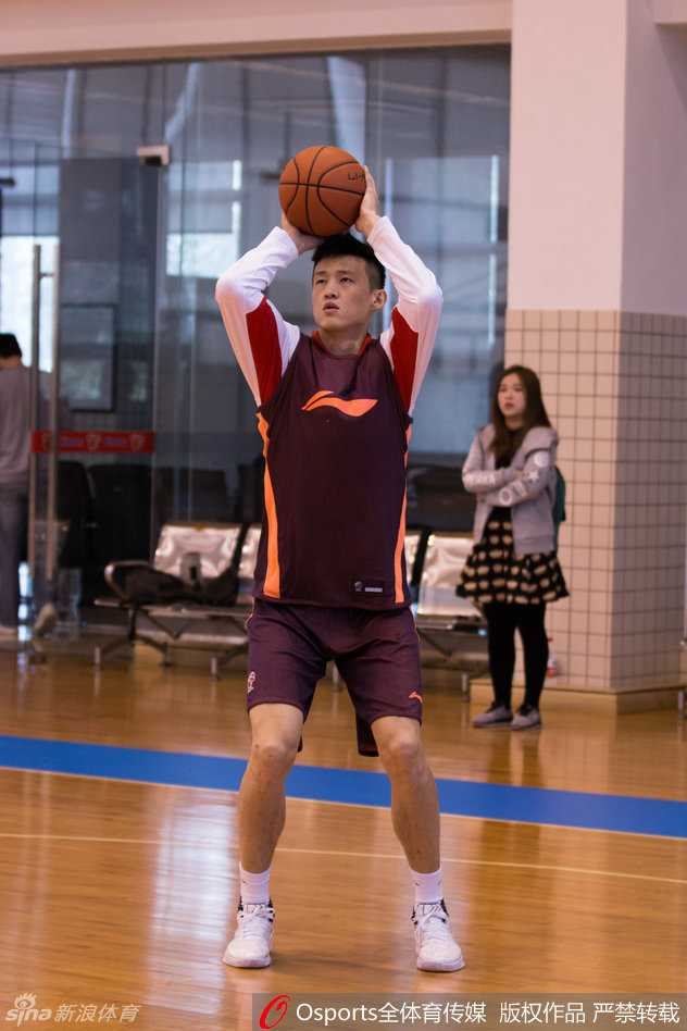 元旦大战广东击退上海 布泽尔硬仗正名老将撑场 朱芳雨双手抱胸站在训练场边,神情轻松地观察着场上的训练情况,这位老大哥的存在本身就是球队的定海神针。