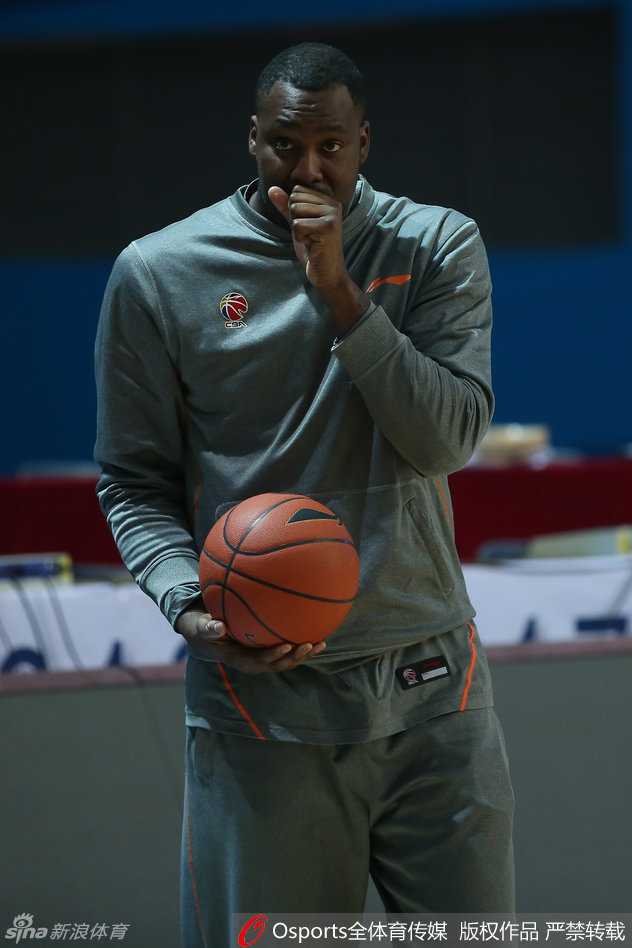 元旦大战显威,天山雄鹰轻取同曦迎新年 安德雷·布拉切在训练中露出标志性的笑容,他庞大的身躯在篮下犹如一座铁塔,轻松完成勾手投篮,展现着良好的赛前状态。