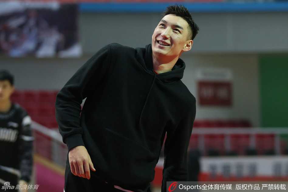 元旦大战显威,天山雄鹰轻取同曦迎新年 队长可兰白克·马坎在训练中目光如炬,他张开双臂紧紧盯防着队友,那拼命三郎般的防守态度,正是新疆队铁血防线的缩影。