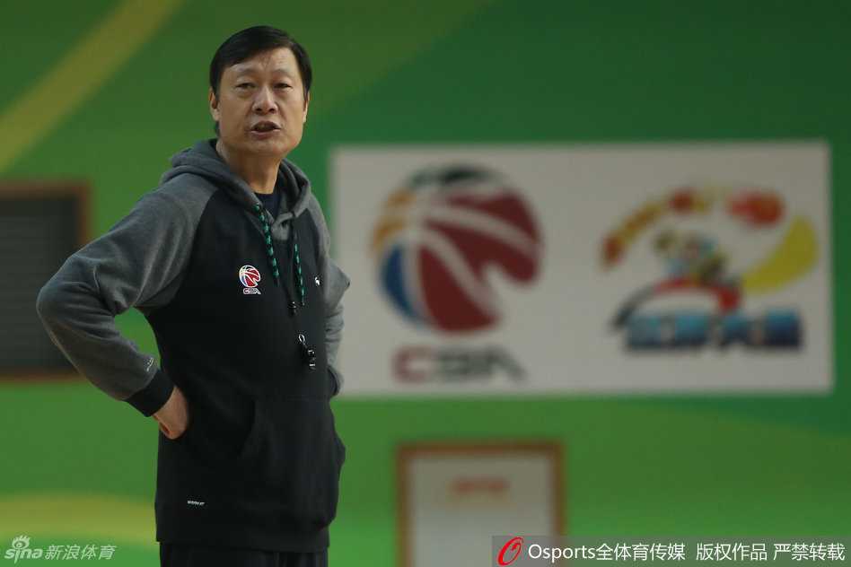 元旦大战显威,天山雄鹰轻取同曦迎新年 达柳斯·亚当斯在训练中闲庭信步,这位欧冠得分王运球穿越半场,眼神中透露着犀利与自信,他将是当晚比赛新疆队进攻的发动机。