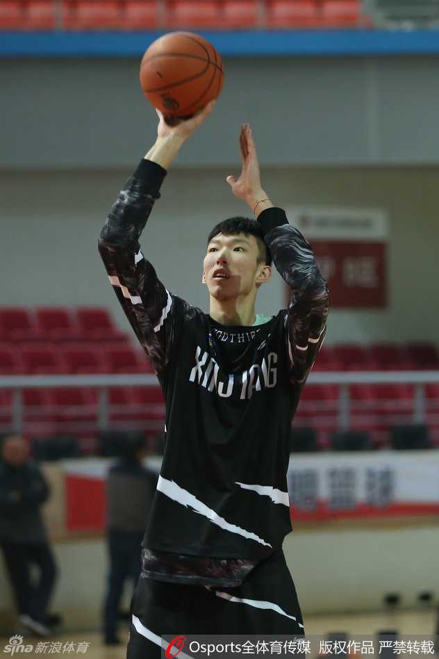 元旦大战显威,天山雄鹰轻取同曦迎新年 周琦在训练间隙拉伸身体,他那修长的手臂高高扬起,巨大的手掌仿佛能遮蔽天空,这位“大魔王”的防守威慑力将是新疆取胜的关键。