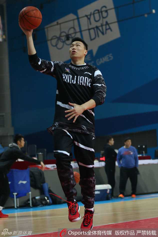 元旦大战显威,天山雄鹰轻取同曦迎新年 “焦作勒布朗”李根与李秋平指导在场边进行交流,李指导神情严肃地布置着战术,李根则频频点头,师徒二人正为即将到来的恶战进行着最后部署。