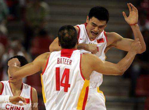 姚明与巴特尔在场边相邻而坐，神情专注地观看比赛。无需过多言语，他们之间流淌的是多年并肩作战形成的默契与信任，是战友间最真挚的情谊。