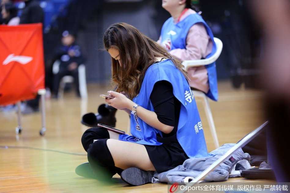 光影之外的舞者:青岛啦啦队与她们的CBA赛场故事 青岛啦啦队宝贝们正在表演一支充满活力的舞蹈,她们动作整齐划一,脸上洋溢着灿烂的笑容,红色短裙随着舞步飞扬,为看台上的球迷们带来了赏心悦目的中场表演。