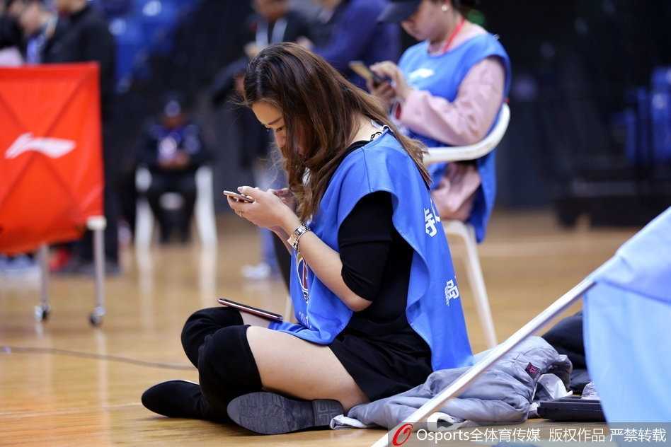 光影之外的舞者:青岛啦啦队与她们的CBA赛场故事 比赛结束后,青岛啦啦队的几位成员依然留在场边,她们互相整理着演出服装,脸上带着完成表演后的轻松与喜悦。赛场灯光渐暗,她们的笑容却依旧灿烂。