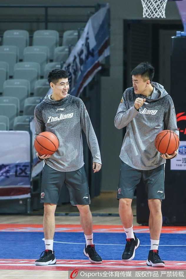 光影之间定格永恒的力量 跳高健儿背越式过杆瞬间身体如一张拉满的弓横杆之上定格飞翔姿态