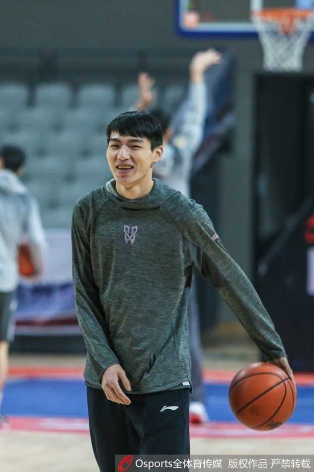 光影之间定格永恒的力量 排球网前扣杀球员腾空而起手臂如鞭砸向球体对手拦网形成空中攻防对峙