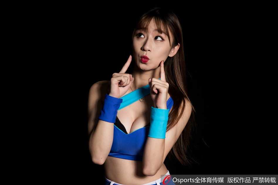 一头利落短发的她，双手在脸颊旁比出可爱的剪刀手，配上嘟起的嘴唇，透出一股古灵精怪的活泼劲儿。