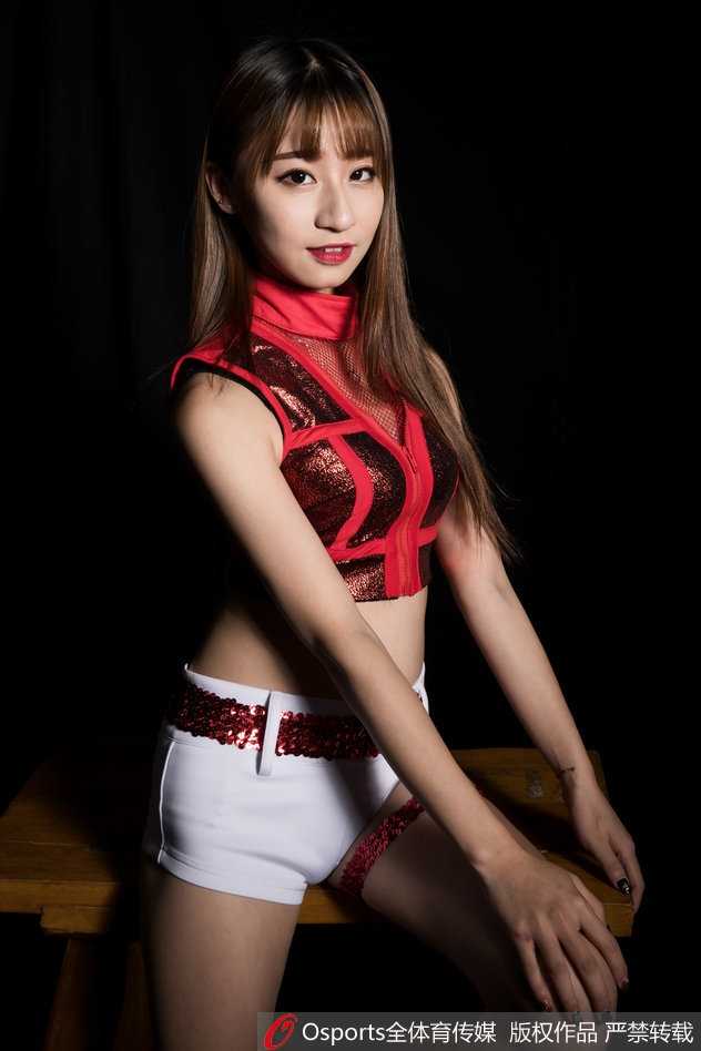 最后一个镜头里，她双手捧脸，将脸颊的肉肉轻轻堆起，做出可爱的嘟嘟嘴造型，笑容甜美得仿佛能融化整个球场。