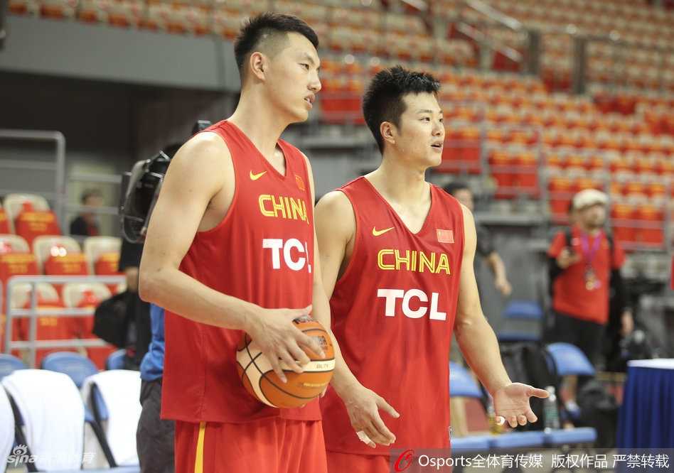 光影定格的红队记忆:李楠麾下的青春、汗水与兄弟情 翟晓川坐在场边更换脚下的球鞋,神情轻松自信,虽然汗水已湿透衣背,但更换装备的动作依然利落,准备随时重返训练场。