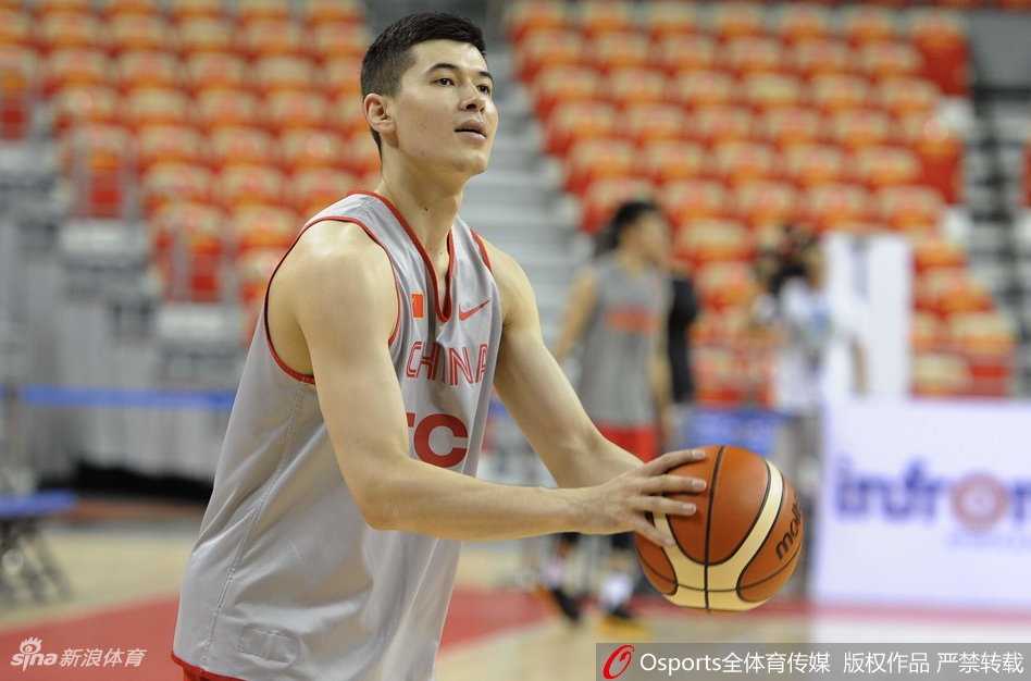 光影定格的红队记忆:李楠麾下的青春、汗水与兄弟情 阿不都沙拉木高高跃起进行投篮练习,在空中身体完全舒展,出手点极高,展现出他作为空间型前锋的柔顺手感与优雅姿态。