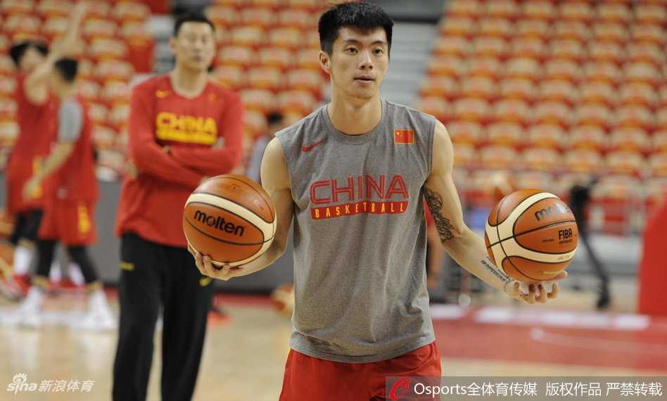 光影定格的红队记忆:李楠麾下的青春、汗水与兄弟情 王子瑞重心压得极低,正在练习背后运球过人,眼神犀利;李京龙则在三分线外接球就投,出手速度极快,射手本色尽显。