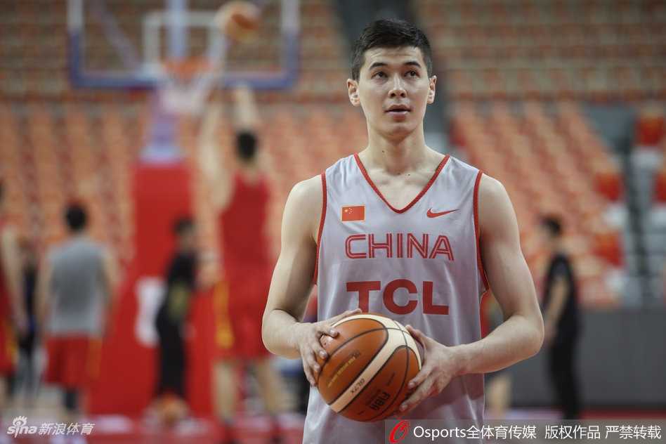 光影定格的红队记忆:李楠麾下的青春、汗水与兄弟情 主教练李楠双手环抱于胸前,神情专注地注视着场内训练,眼神中透露出对细节的严格要求和对球员成长的殷切期望。