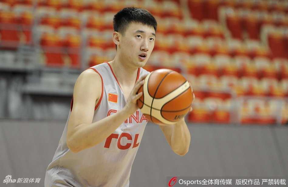 光影定格的红队记忆:李楠麾下的青春、汗水与兄弟情 赵睿在训练中双手持球观察队友跑位,额头的汗珠清晰可见,虽然只是训练,但他眼神中的专注与杀气丝毫不减,仿佛正在进行一场真正的比赛。