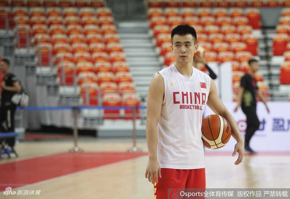 光影定格的红队记忆:李楠麾下的青春、汗水与兄弟情 赵继伟在进行腿部拉伸训练,表情略显呆萌放松,与场上的严肃形成反差,身后的刘志轩正在压腿,两人展现出辽宁双子星在私下训练中的默契。