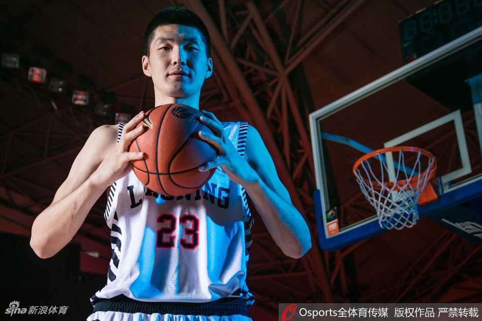 光影流转间尽显王者风范:辽宁男篮炫酷肖像大片 队长杨鸣在光影中回眸,眼神坚毅如炬,面容英俊的他不怒自威,展现出辽篮领军人物的从容与大气。