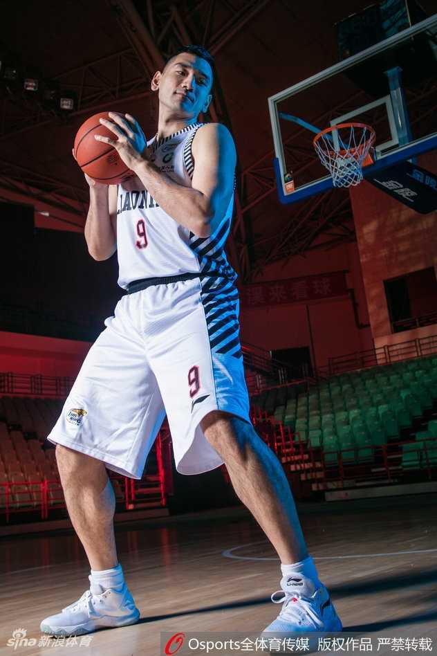 光影流转间尽显王者风范:辽宁男篮炫酷肖像大片 内线支柱韩德君在暗色背景下宛如一座铁塔,庞大的身躯蕴含着无穷的力量,憨厚的外表下透露着内线的绝对统治力。