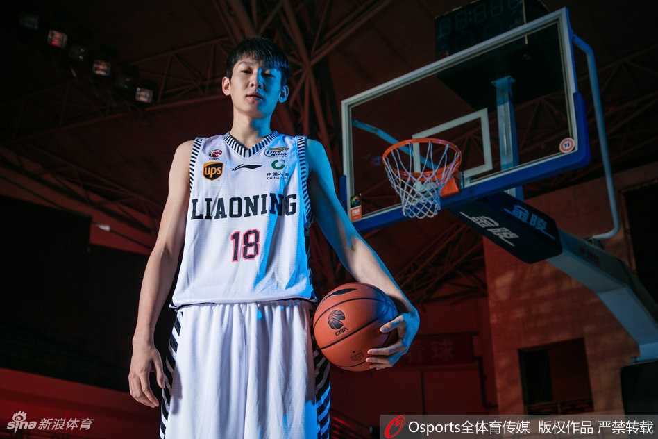 光影流转间尽显王者风范:辽宁男篮炫酷肖像大片 郭艾伦在光束的照射下神情冷峻,运球动作潇洒自如,光影在他脸上切割出坚毅的线条,网红大侄子的杀手本色尽显。