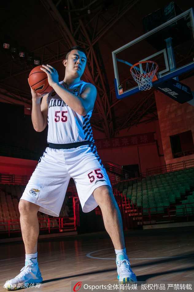 光影流转间尽显王者风范:辽宁男篮炫酷肖像大片 刘志轩侧身而立,光影勾勒出他冷峻的面部轮廓,作为锋线上的重要一环,他低调而致命,眼神中透着杀气。