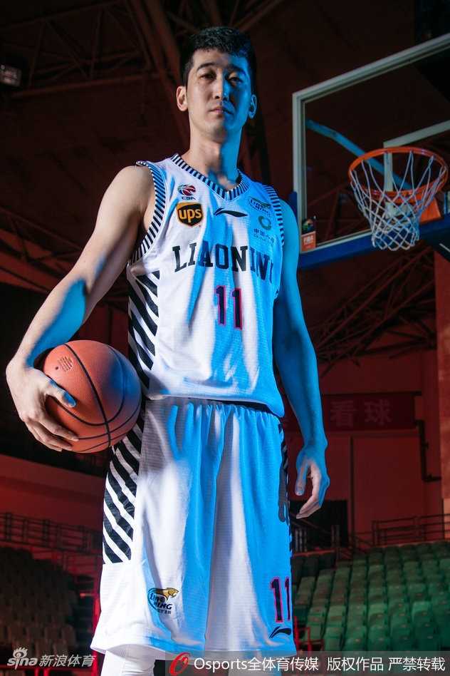 光影流转间尽显王者风范:辽宁男篮炫酷肖像大片 李晓旭在光影中沉稳注视,经历大伤归来的他眼神中更多了几分坚毅与成熟,是球队内线最可靠的保障。