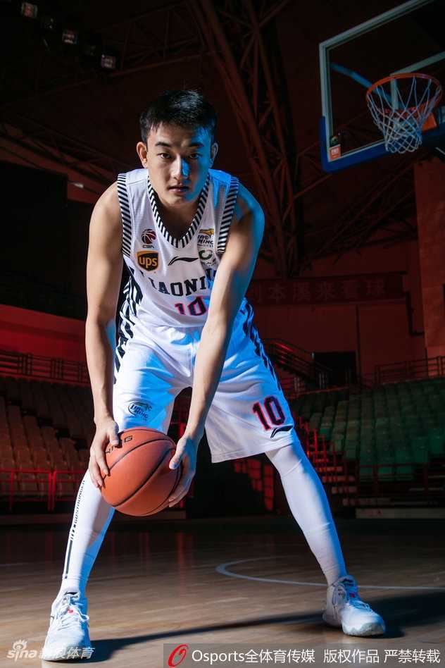 光影流转间尽显王者风范:辽宁男篮炫酷肖像大片 赵继伟手持篮球,在光影中显得灵动而狡黠,作为球队的大脑,他稚嫩的面孔下藏着与年龄不符的成熟与大局观。