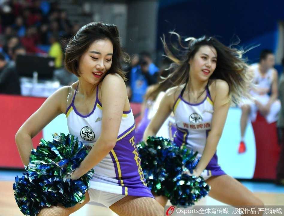 团体造型时刻，宝贝们错落有致地排开，同时做出 waving 动作，如同海浪般起伏的队列充满了流动的韵律感，她们手臂上闪耀的银色流苏在灯光下划出耀眼的光轨。