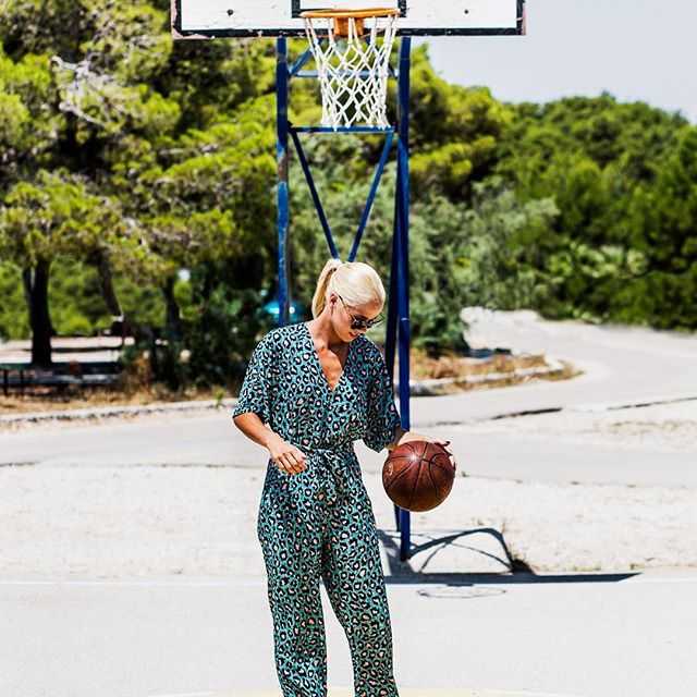 克罗地亚篮坛之花安东尼娅·米苏拉:超模身材下跳动的篮球之心 米苏拉手拿篮球,眼神深邃地望向镜头,身后的背景虚化成一片光影,这一刻,篮球与她融为一体,诠释着运动与美的完美结合。