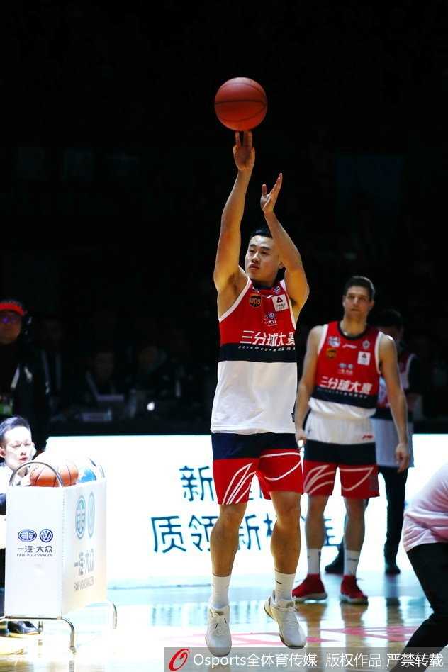 于长春手捧三分大赛冠军奖杯，面对镜头露出腼腆而自信的微笑，奖杯在灯光下熠熠生辉，记录着这个属于他的荣耀时刻。