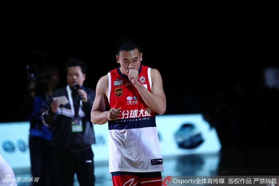 卫冕冠军弗雷戴特在比赛中表情专注，但面对于长春的超常发挥，他眼神中流露出一丝无奈，身后的计时器正在无情地倒数。