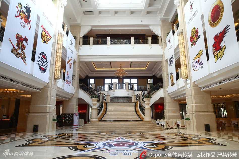 全明星周末的幕后舞台:探秘球员下榻酒店的日与夜 走廊深处,柔和的壁灯映照着红毯,一名球员的身影即将转角进入宴会厅,准备参加全明星圆桌采访。