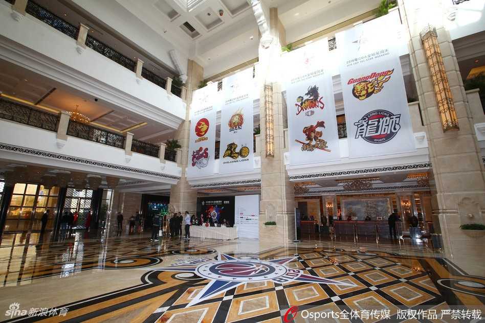 全明星周末的幕后舞台:探秘球员下榻酒店的日与夜 酒店的宴会厅内,长桌整齐排列,话筒静立,一场关于友谊与竞技的圆桌对话即将在这里上演。