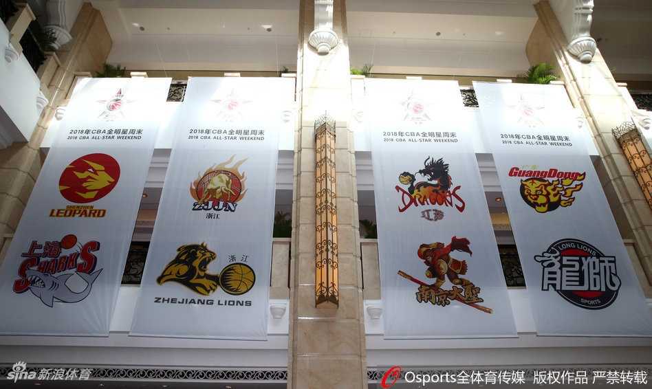 全明星周末的幕后舞台:探秘球员下榻酒店的日与夜 俯拍视角下,酒店大堂的旋转楼梯如同优美的音符,球员们三五成群,正悠闲地前往参加晚宴。