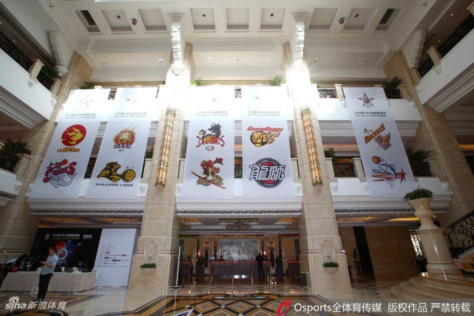 全明星周末的幕后舞台:探秘球员下榻酒店的日与夜 透过落地窗,套房内光线充足,宽大的床铺与整齐的靠枕,静静等待着为球星洗去一身疲惫。