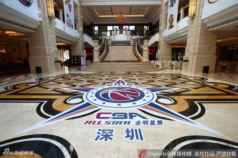 全明星周末的幕后舞台:探秘球员下榻酒店的日与夜 踏入酒店大堂,巨大的水晶吊灯洒下温暖光芒,球员通道仿佛变成了星光大道,静待巨星登场。