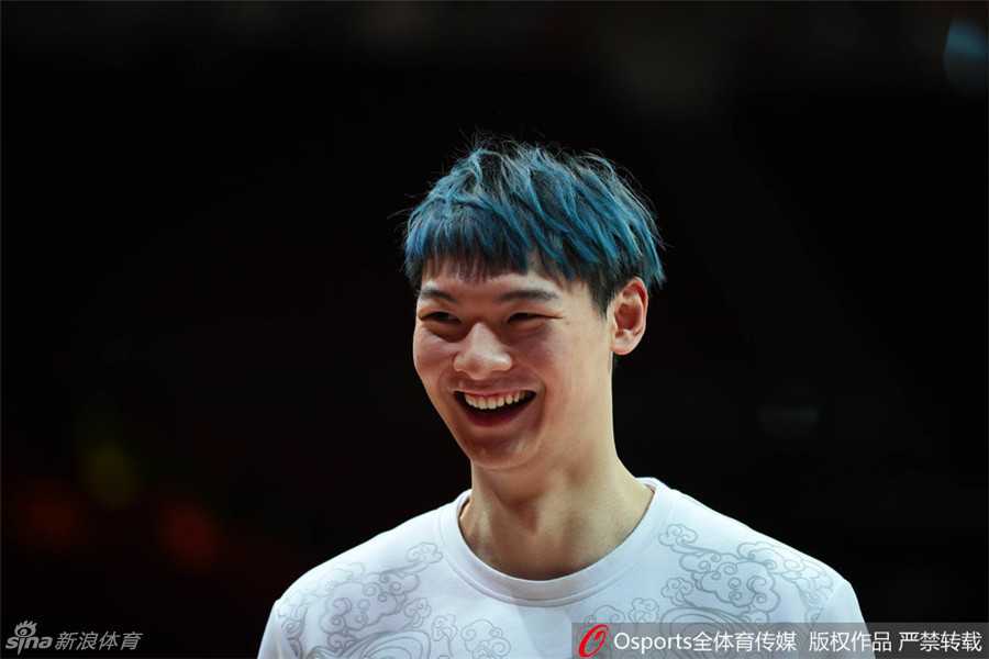 杜锋手牵着年幼的爱子走进全明星赛场，孩子身穿运动装好奇张望，父子俩的背影在球馆灯光下显得格外温情。