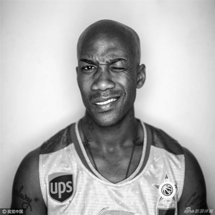 全明星周末的逗趣盛宴:谁才是球届扛把子? 马布里嘴角上扬,露出一丝狡黠的坏笑,仿佛在说:小子,你还嫩点儿!