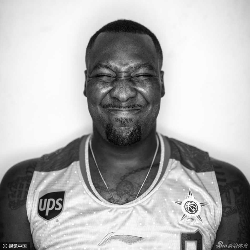 全明星周末的逗趣盛宴:谁才是球届扛把子? 丁彦雨航在场上自信地比出专属手势,眼神坚定,霸气外露。