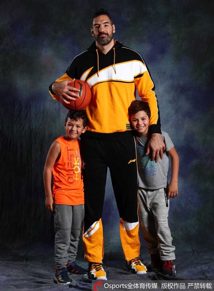 翟晓川身着潮服单手插兜，眼神犀利望向镜头，展现出球场硬汉之外的时尚酷感。