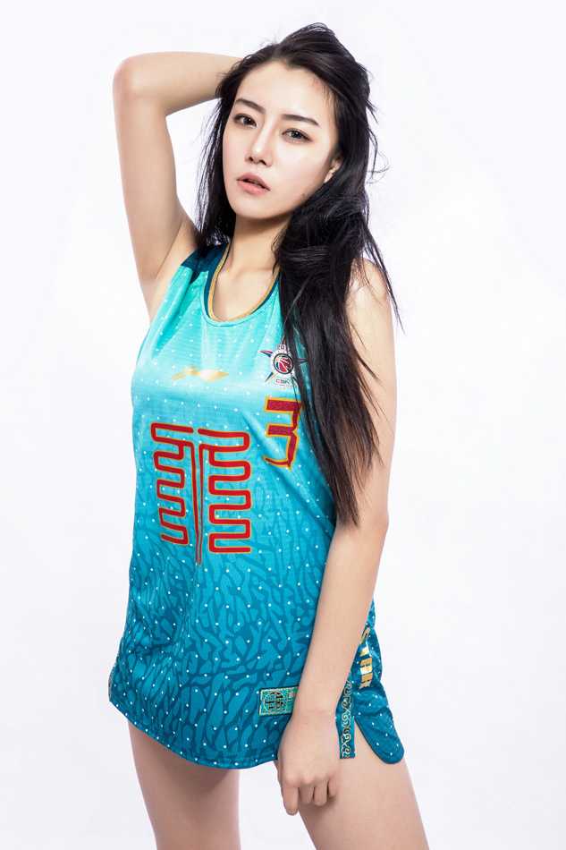 全明星女神闪耀京城,且看那场星光璀璨的篮球盛宴 一位气质出众的女神回眸一笑,身后的五棵松体育馆灯光璀璨,她的眼神中充满了对这场篮球盛宴的期待。