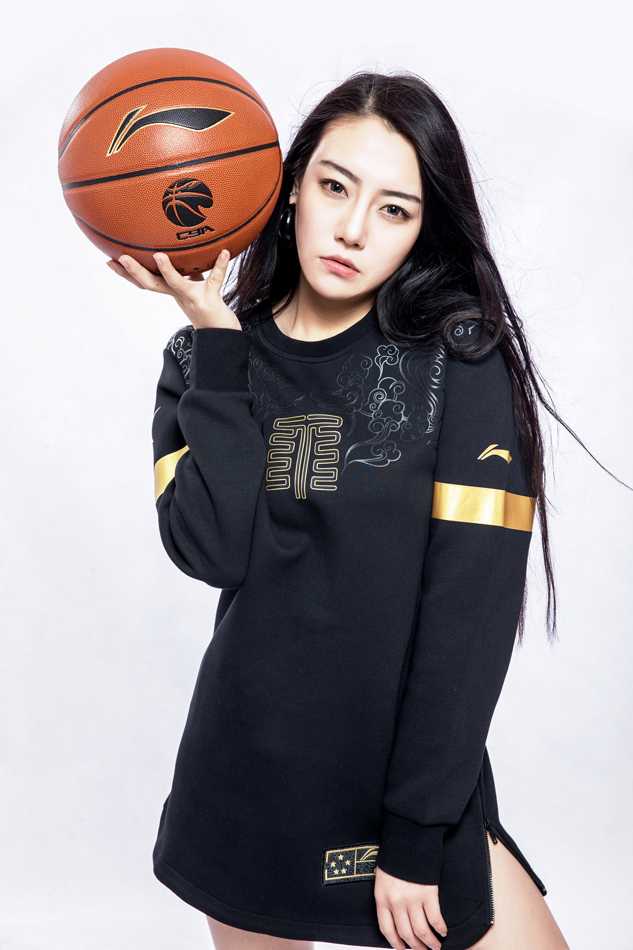 全明星女神闪耀京城,且看那场星光璀璨的篮球盛宴 一位气质优雅的女神在赛场通道中被抓拍,她的出现仿佛一道亮光,为激烈的篮球之夜增添了一抹温柔。