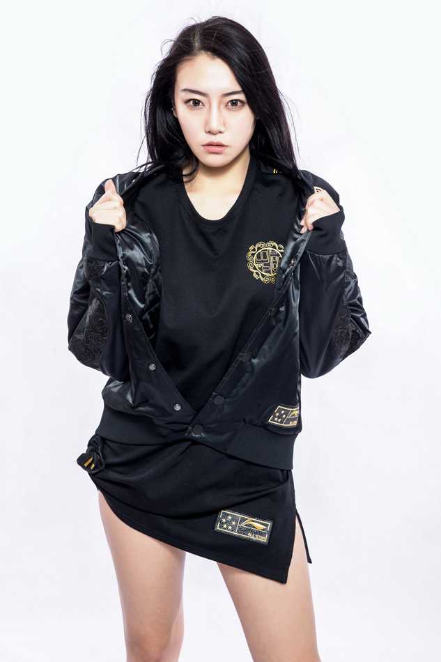 全明星女神闪耀京城,且看那场星光璀璨的篮球盛宴 女神手持应援物,全情投入地为场上球员加油,脸上洋溢的喜悦与激情正是全明星周末氛围的最佳写照。