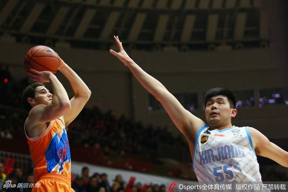 全明星遗珠爆发引领反击 新疆主场力克上海 终场哨响,新疆球员围在一起振臂欢呼,庆祝这场来之不易的胜利