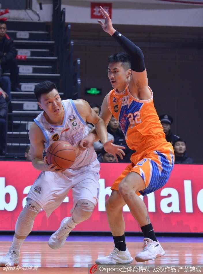 全明星遗珠爆发引领反击 新疆主场力克上海 李根面对防守悍将,三分线外果断起跳,出手瞬间全场目光聚焦于篮球