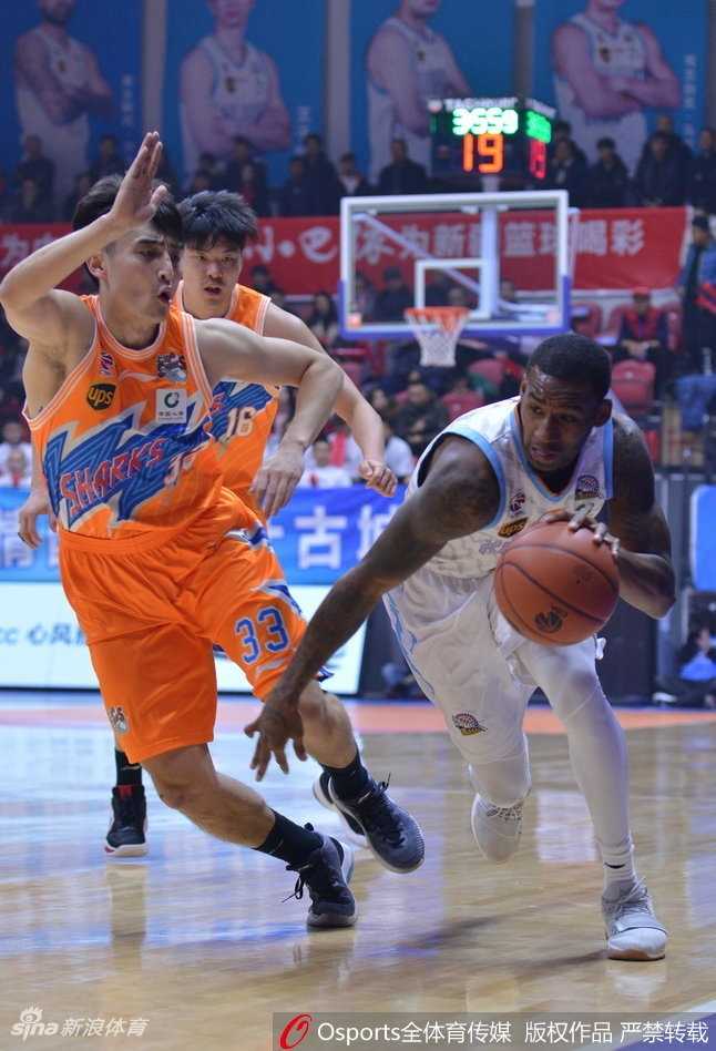 全明星遗珠爆发引领反击 新疆主场力克上海 利马在内线遭遇严防死守,却依然高举高打,用身体卡住位置准备摘板