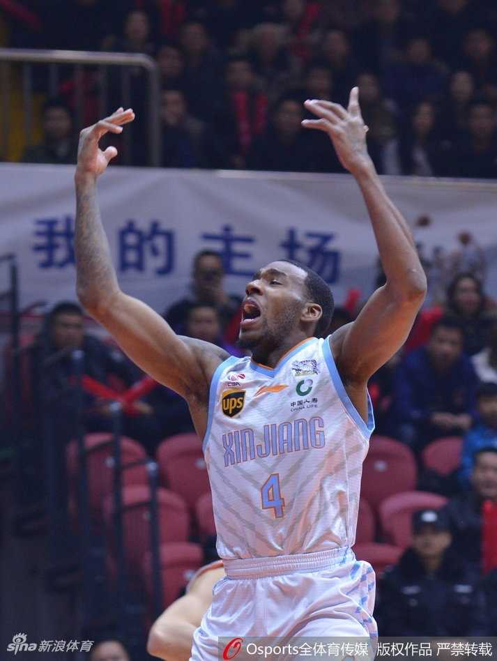 全明星遗珠爆发引领反击 新疆主场力克上海 亚当斯突破重围,如利刃般撕开上海队防线,送给跟进的利马