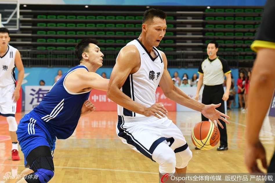 全运京粤大战硝烟起 广东宏远险胜北京首钢取开门红 北京队核心方硕在广东队多人围堵的严密防线中,如同利刃般强行突破,展现出了极强的个人攻击欲望和核心本色。