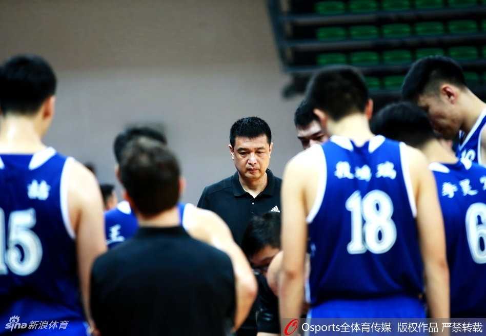 全运京粤大战硝烟起 广东宏远险胜北京首钢取开门红 双方球员在篮下奋力拼抢篮板,手臂交织在一起,仿佛一张张紧绷的弓弦,将比赛的激烈程度推向了顶点。