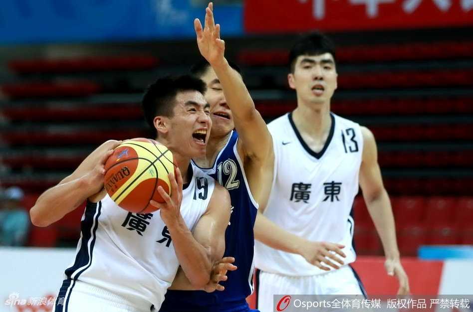 全运京粤大战硝烟起 广东宏远险胜北京首钢取开门红 广东队周鹏底角出手三分,皮球在空中划出一道完美的弧线,全场目光聚焦于这颗决定比赛走向的篮球之上。